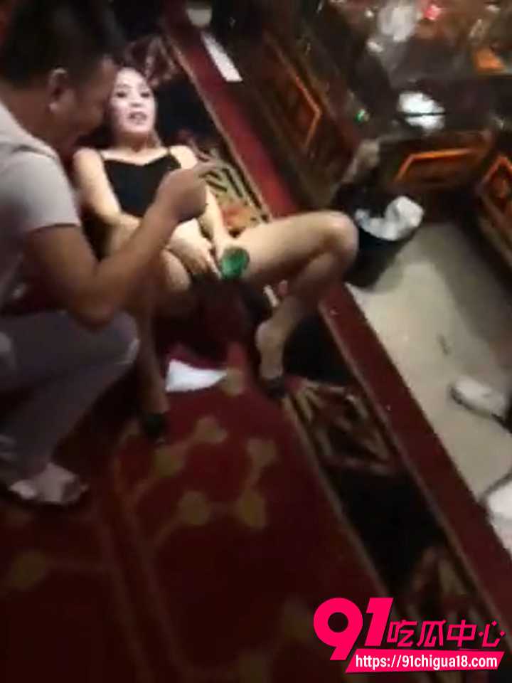 长发骚妹当众用骚逼夹紧开啤酒瓶6 长发骚妹当众用骚逼夹紧开啤酒瓶6