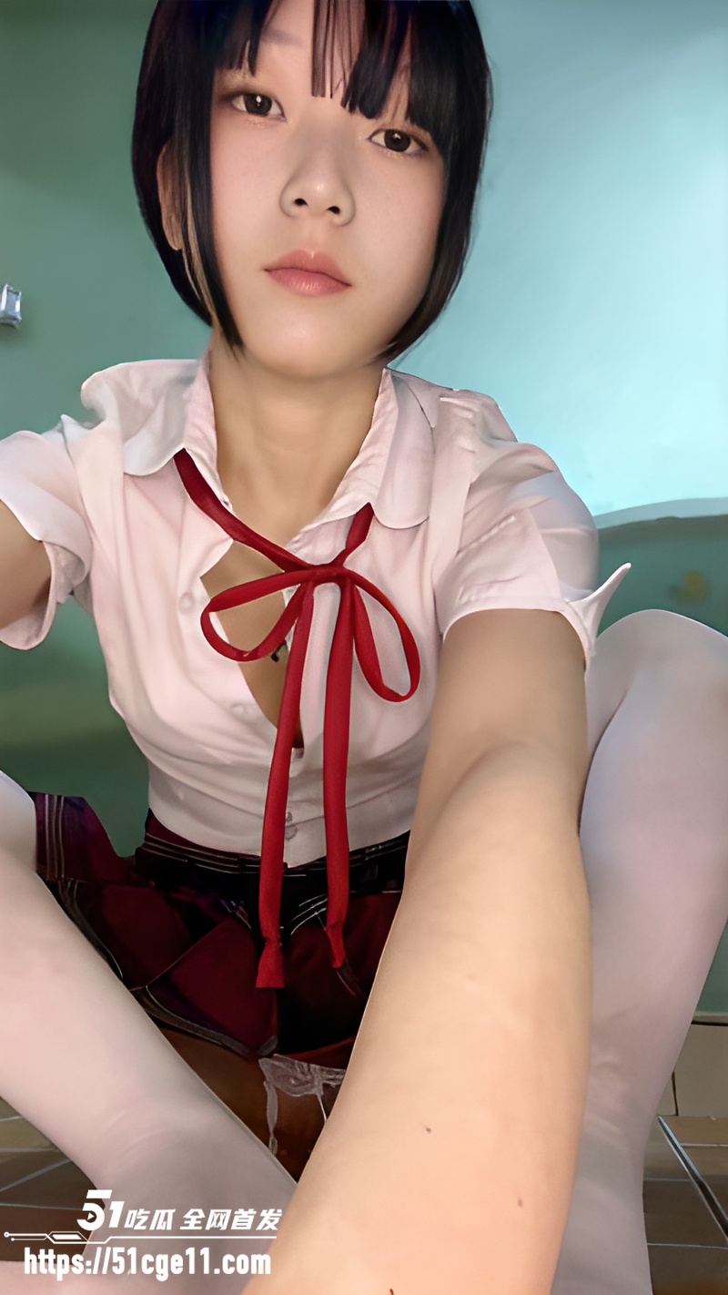 推特福利姬 短发学妹R18 浴室自慰 脸穴同框猛插私处 高潮爱液直喷 完全止不住！