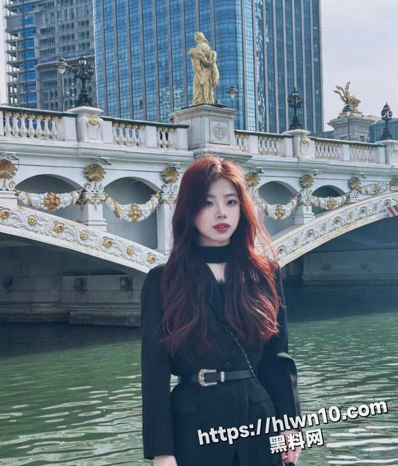 推特美女和金主啪啪视频流出 为讨好金主的青睐身穿各式样JK送逼献操 露脸实拍极具狂潮！