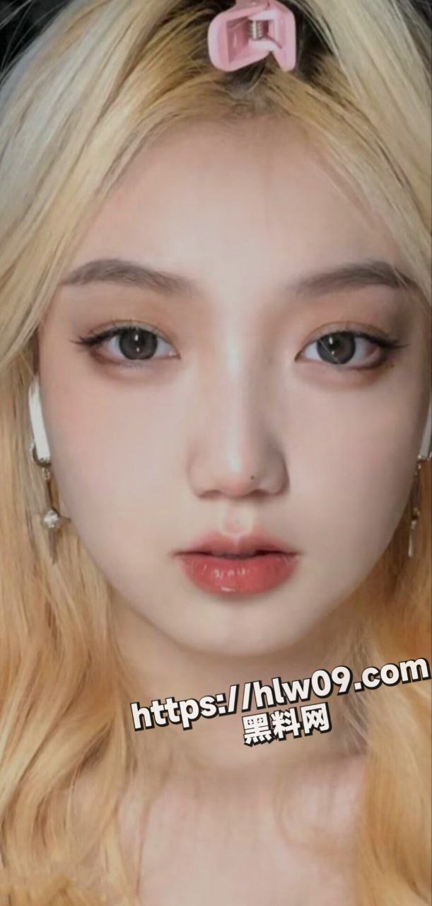 照片是真照骗 骚是真的骚 黄发反差女大 她的玉足和眼神能让你硬嘛？