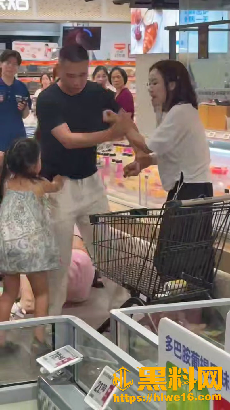 两女共侍一夫翻车现场 老哥带小三出门被原配丈母娘当街抓奸暴打