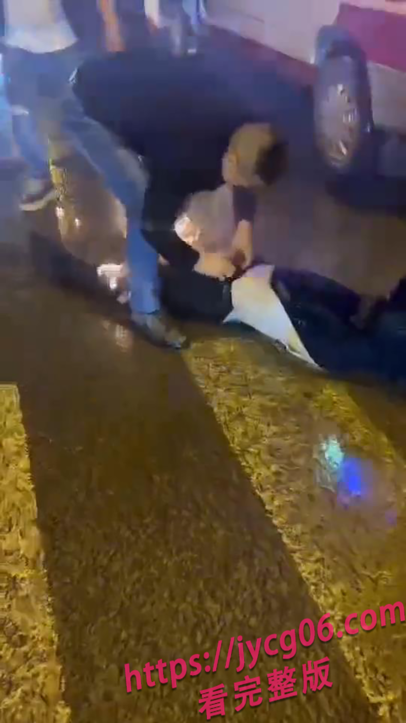 生死拉锯战！四川五通桥车祸现场起火！路人用双手托起生命通道！ 配图6