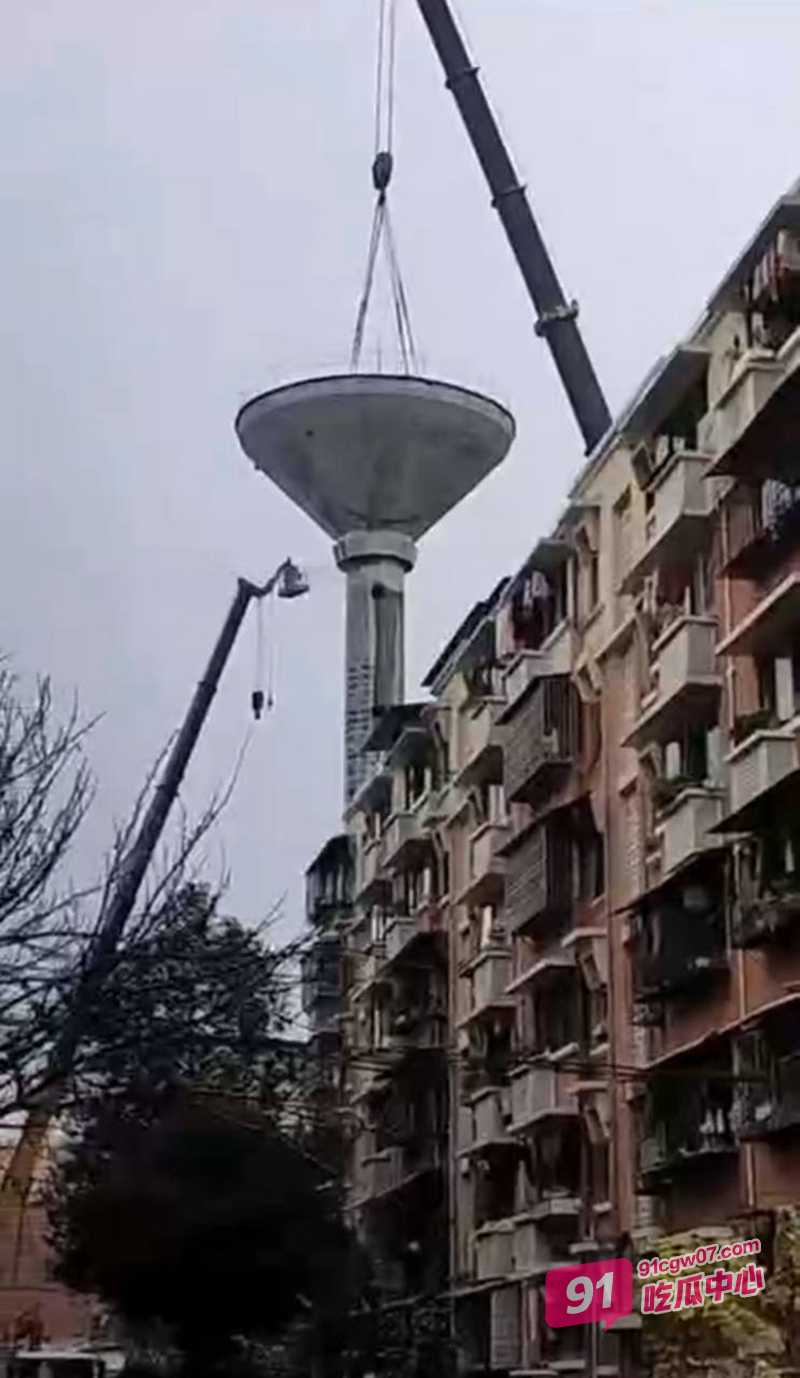 成都龙泉驿区小区 拆除水塔 吊车吊臂突然断裂 导致一人遇难 事故现场视频曝光 配图5
