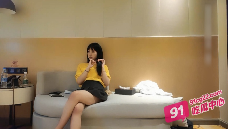 约操明星脸高端外围 沙发上激情四射 大屌征服嫩妹刺激淫靡！ 配图4