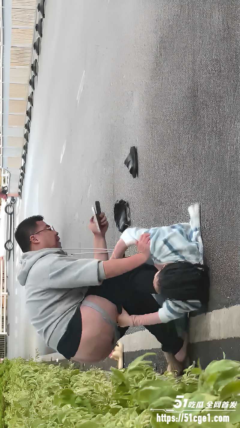 山西太原街头男女互撕  4