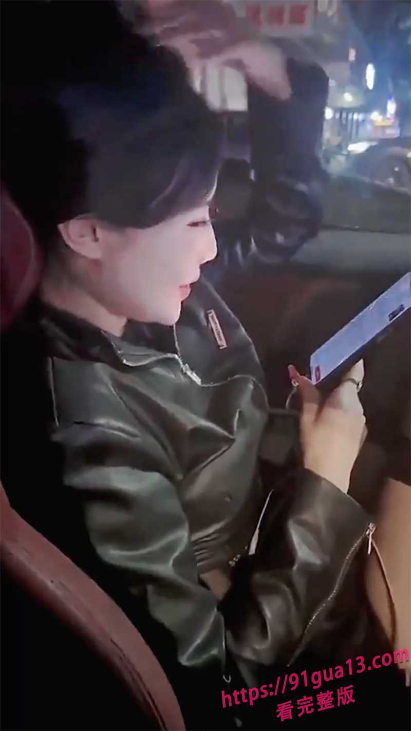 东莞酒吧舞女被约出开房!插入就自动转圈!带给你极致性爱体验~