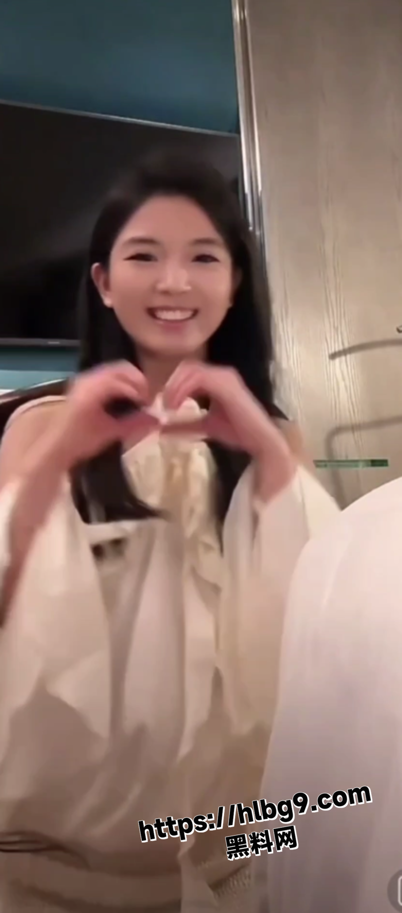 抖音深夜比AV还刺激 极品颜值御姐萝莉真空上阵直播 闪现露点奶子真白
