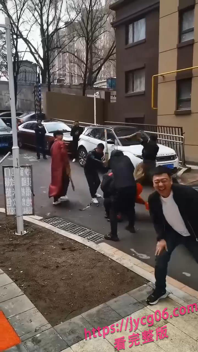新郎下车被暴打！奇葩习俗引人围观！打人的一看就是新郎好兄弟～ 配图4