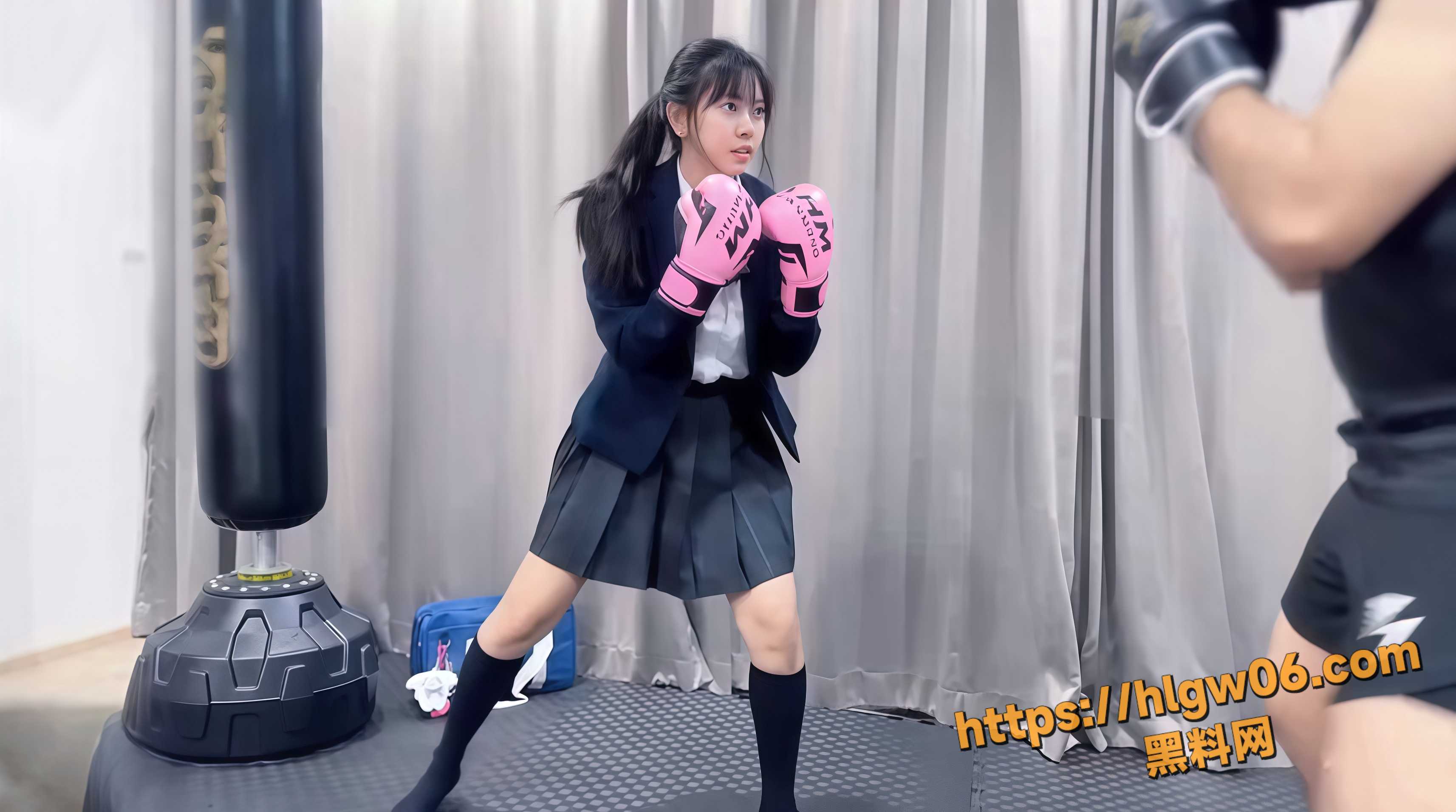 高颜值日本JK美少女 拳击训练被教练强推 埋头舔弄白虎骚穴 抱起打桩式猛操 内射中出连续高潮