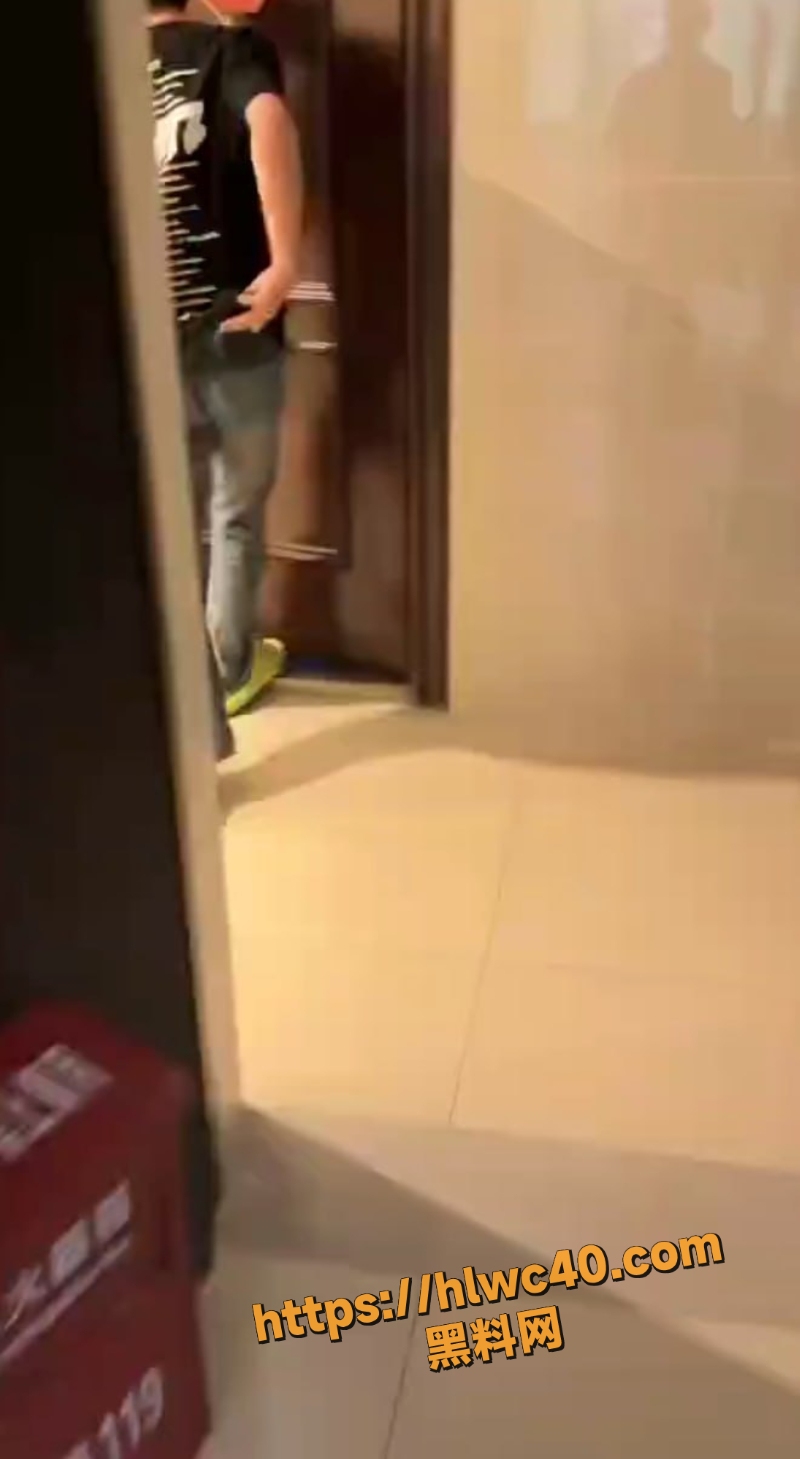 精神小伙被抓奸在床 胆子真大还敢偷人 名场面直接曝光