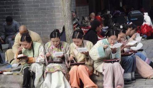 横店女群演真实处境,想成名付出太多,杨幂早就揭露过规则现象 配图2