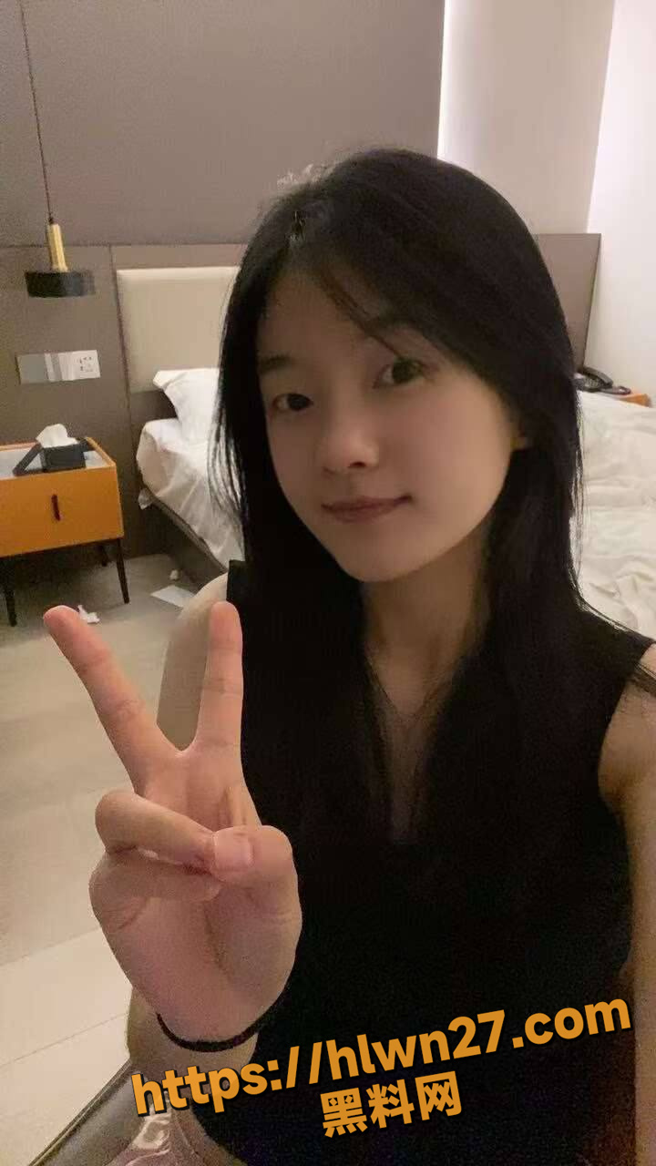 北京外国语大学 刘薇 宿舍跟男友裸聊 周末就迫不及待的想要性爱 美是真美骚是真骚