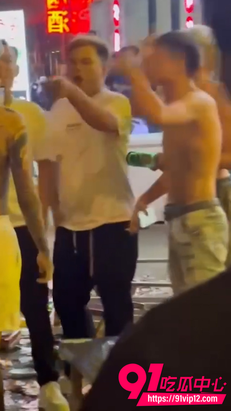 抖音24W粉丝男网红副官烧烤事件现场画面2