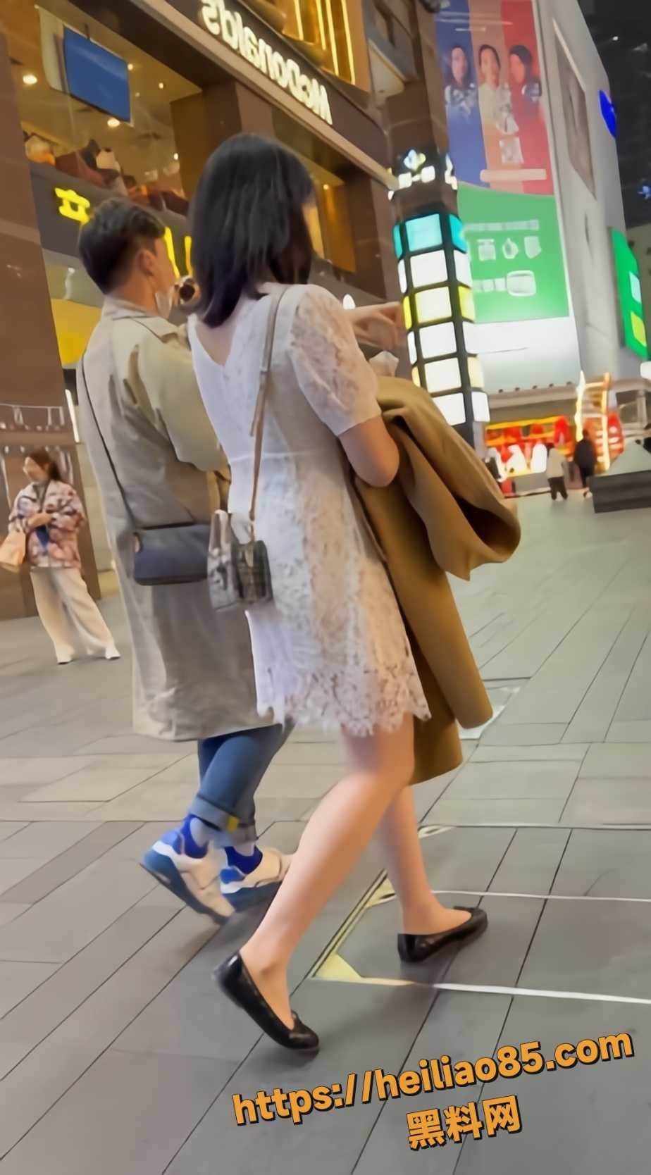 街拍抄底大神 偷拍性感人妻 真空裙底白嫩臀肉毫无遮挡！