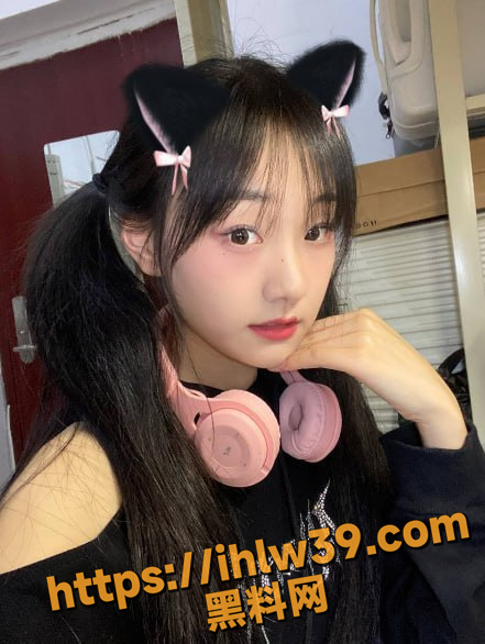 刚满18岁的萝莉就被金主包养约出来操，亲嘴亲到拉丝，被暴操时发出了超骚的呻吟声让人羡慕！