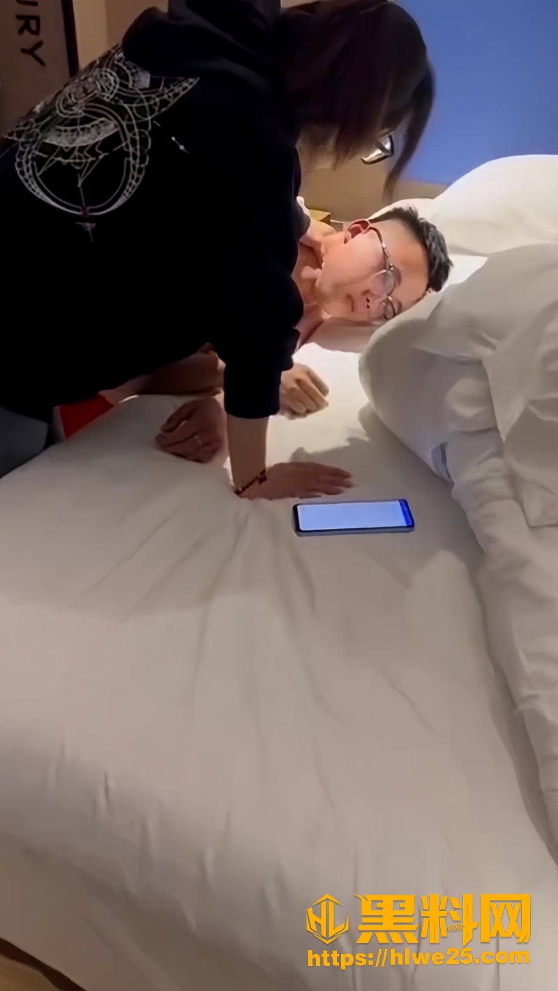 酒店抓奸现场 妻子当场抓住丈夫与商K女 怒拨婆婆电话称已不是首次