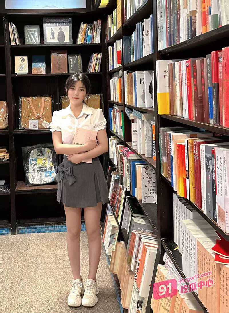 甜美双马尾骚货酱梓菜 被包养调教沦为母狗 骚舞足交样样精!