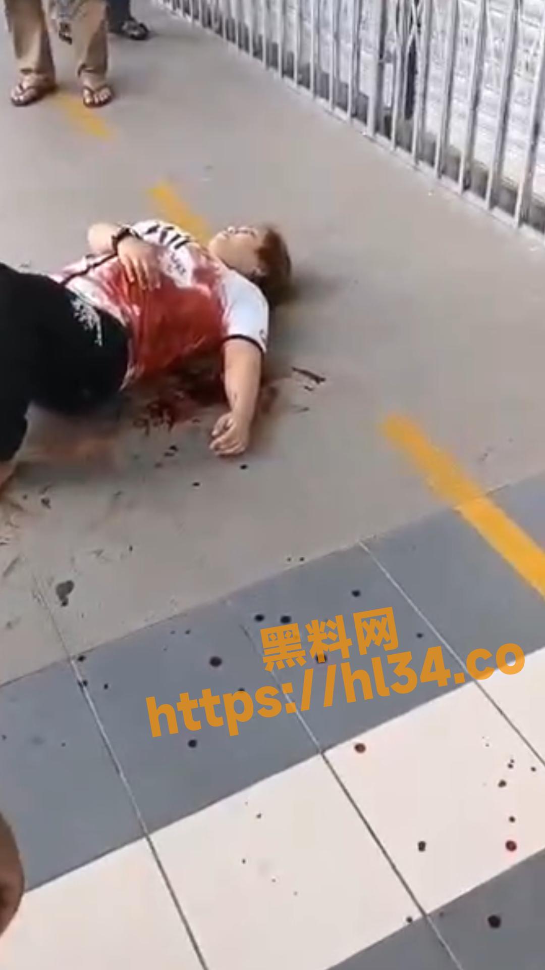马来西亚诗巫男子借钱不遂后冲进办公室狂捅女子6刀！25岁女子当场身亡曝光！