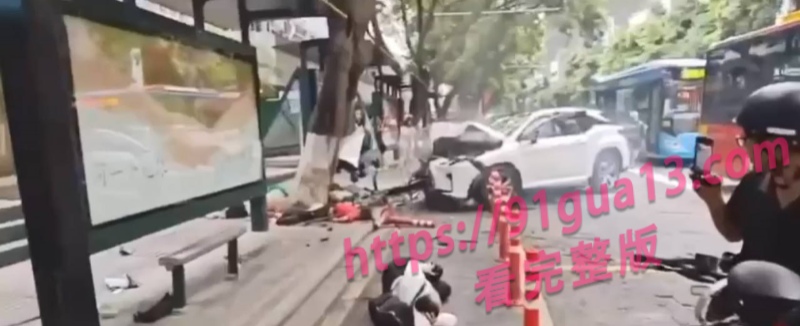 广州64岁司机低头玩手机酿出灿烈车祸！3死3伤现场视频曝光！血腥慎点！ 配图4