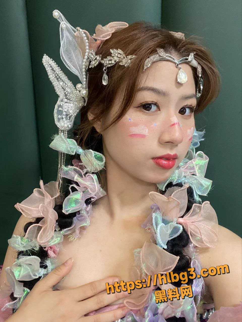 广东珠海高颜值反差幼师母狗 欢欢 化身私人玩物 户外露出 多人群P 调教SM 主人任务 不雅视频被曝