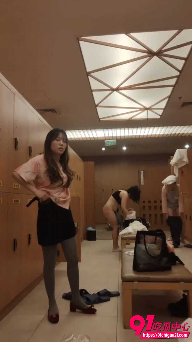 洗浴中心女更衣室偷拍 1