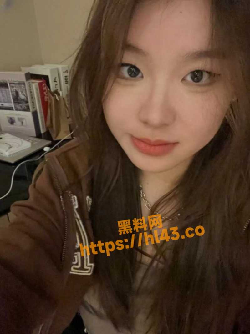 上海大学妹妹 陈佳琪 性瘾强烈喜爱与人高潮干炮 在咖啡馆内抠逼抠到湿水！