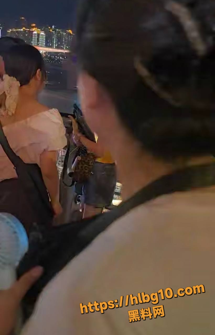 震惊！近日重庆洪崖洞女游客因争抢位置而大打出手，网友锐评果然有人的地方就有纷争