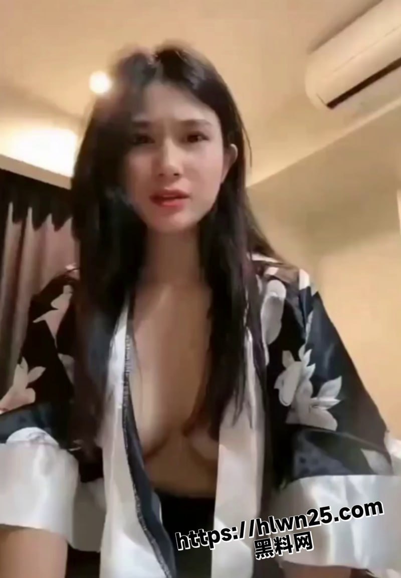 美女隔空表演一段母子乱伦大戏 巨乳尤物顶尖身材大展诱人骚舞 扣逼弄穴尽显极致诱惑！