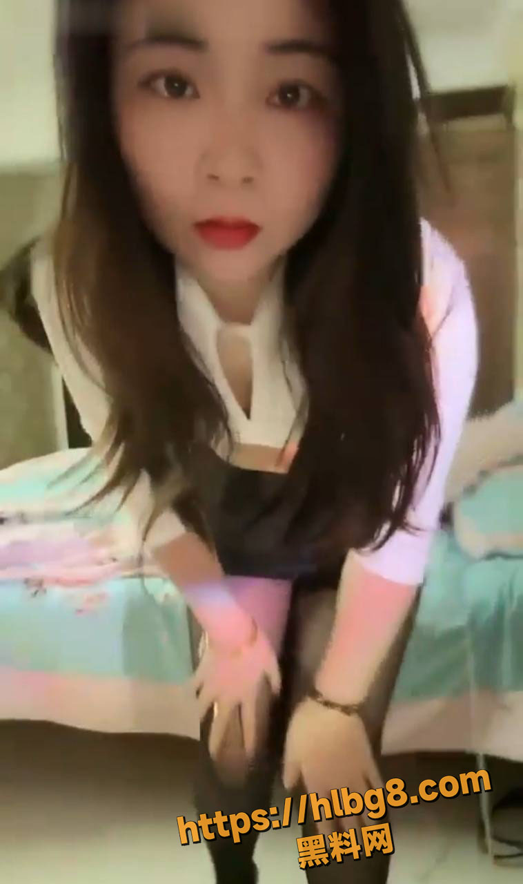 抖音网红人妻 菲宝 黑丝吊带裙 跪在地上给大哥口交定的制视频 媚眼勾人心神 女的高喊使劲操我！