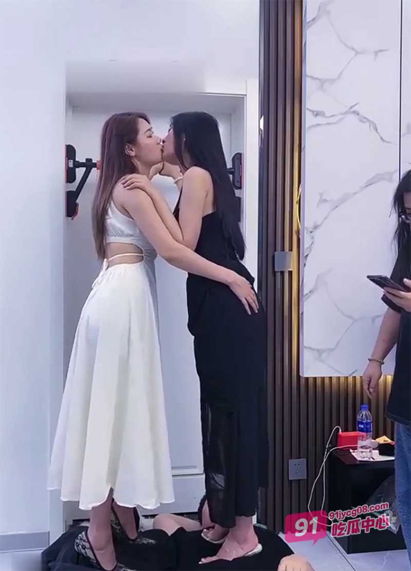 万人求系列！史上最刺激女同 明星颜值激情舌吻 画面太美！ 配图