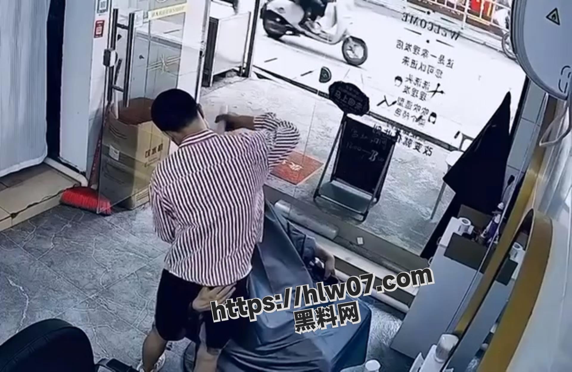 理发店生意难做哦 既要会理发 还得接受得了客户的性骚扰