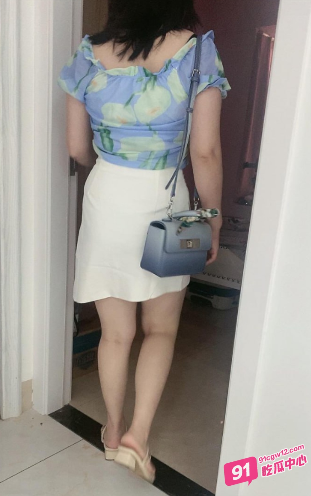 大哥不在家偷偷潜入嫂子闺房~紧张刺激对白 颜射亲嫂子真舒服太刺激了！ 配图4