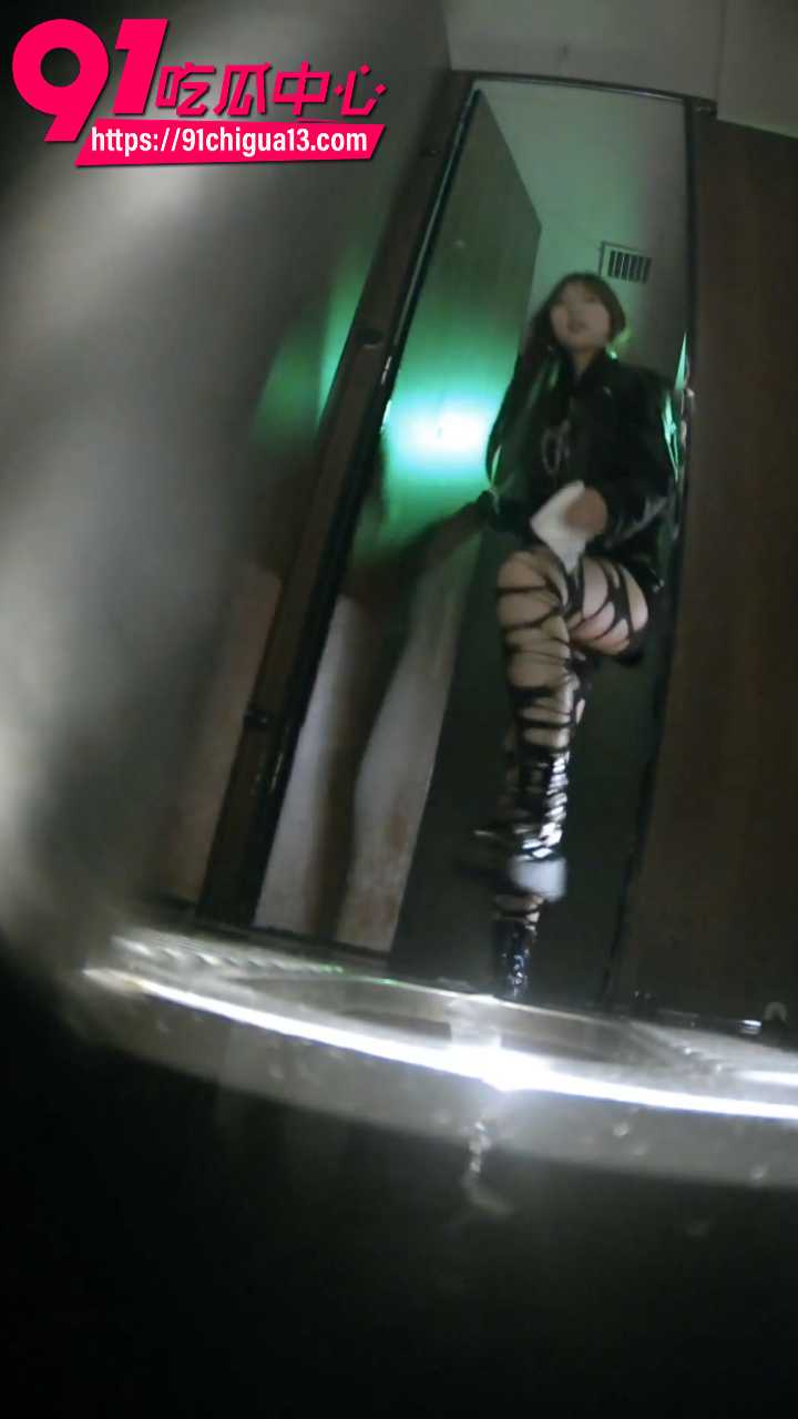 夜总会厕所紫光偷拍骚妹翘臀尿尿3 夜总会厕所紫光偷拍骚妹翘臀尿尿3