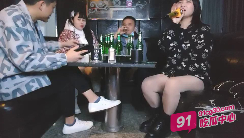 震撼性四人大战：惊艳换妻派对的完美夜晚 场面十分壮观太会玩了! 配图2