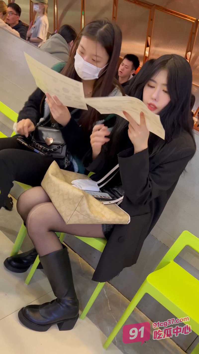 抄底大神偷拍 长筒靴黑丝、洛丽塔学妹 各种裙底风光太诱惑~ 配图4