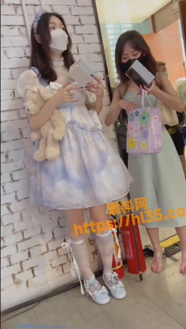抄底 极品洛丽塔白袜小美女 竟然没穿安全裤 连内裤都这么可爱