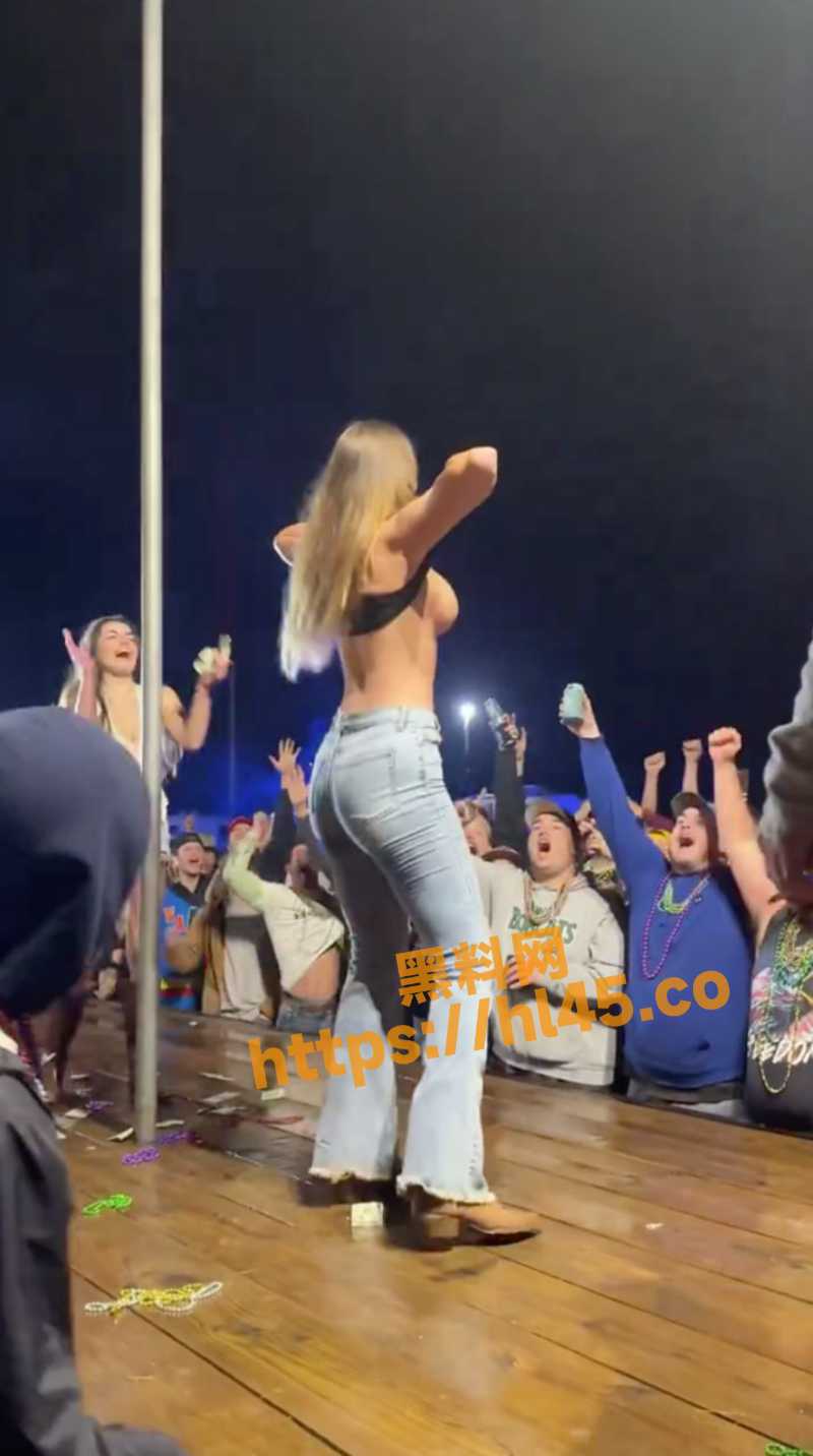老外再次献出裸体开放项目表演 数名女子舞台上展示摇摆大奶的激情表演！