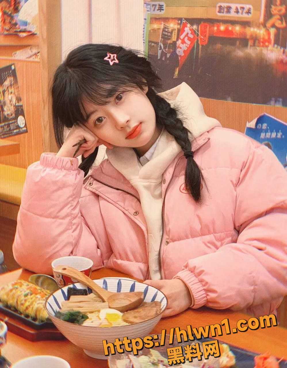 童颜巨乳高中生 李美瑶 私下卖骚捞金被扒 奶子发育的很美 特别喜欢被人摸奶！
