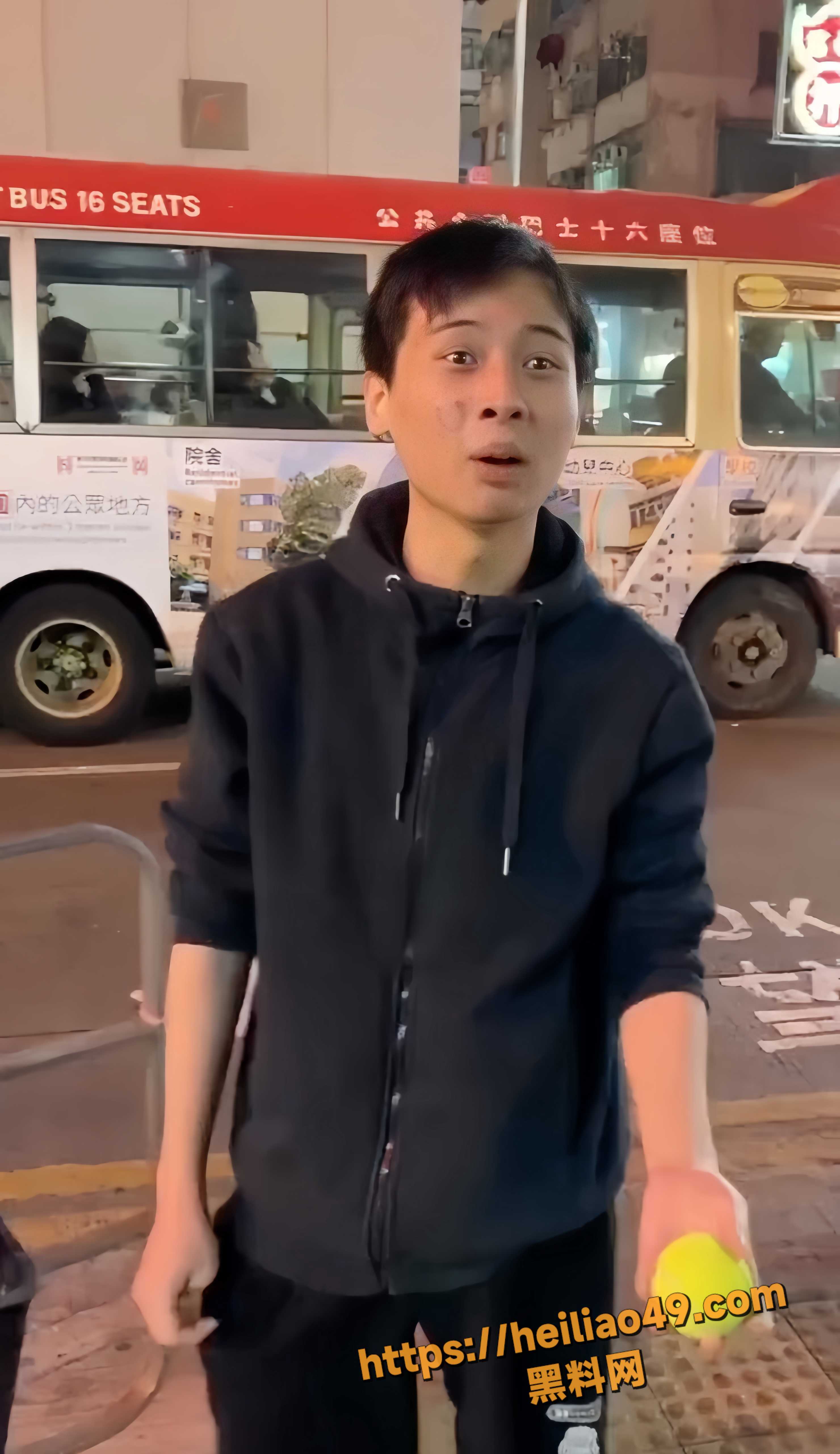 香港屌丝公众场合直播撒尿 为求流量不择手段 让人三观尽碎！