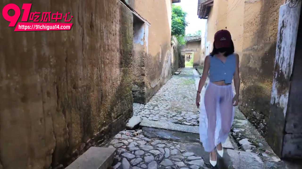 农村露出透明纱裙真空巨乳翘臀挑逗大爷3 农村露出透明纱裙真空巨乳翘臀挑逗大爷3