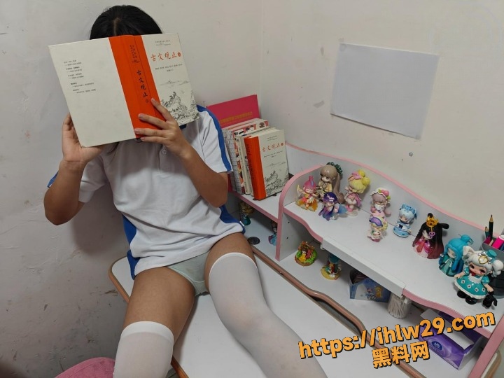 海角社区 在书桌上操女儿 即使女儿在好好学习也不行 让女人跪在桌子猛操！
