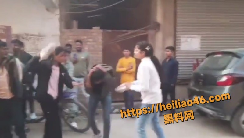 印度阿三 性压抑街头袭胸 反被三族女性 猛抓头发狂扇耳光 捂脸躲闪跪地求饶！