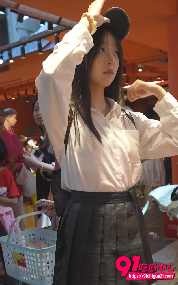 大神抄底短裙学生妹视频2