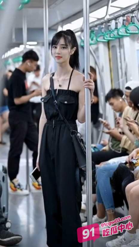 抖音蓝衣女神兰兰鹿鹿 清纯外表私底下淫荡 脱衣跪求大哥在沙发操 配图4
