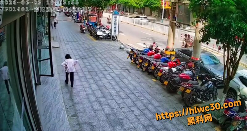 湖南邵阳 一男子当街殴打路过老人 老太太被打两次后倒地无法动弹