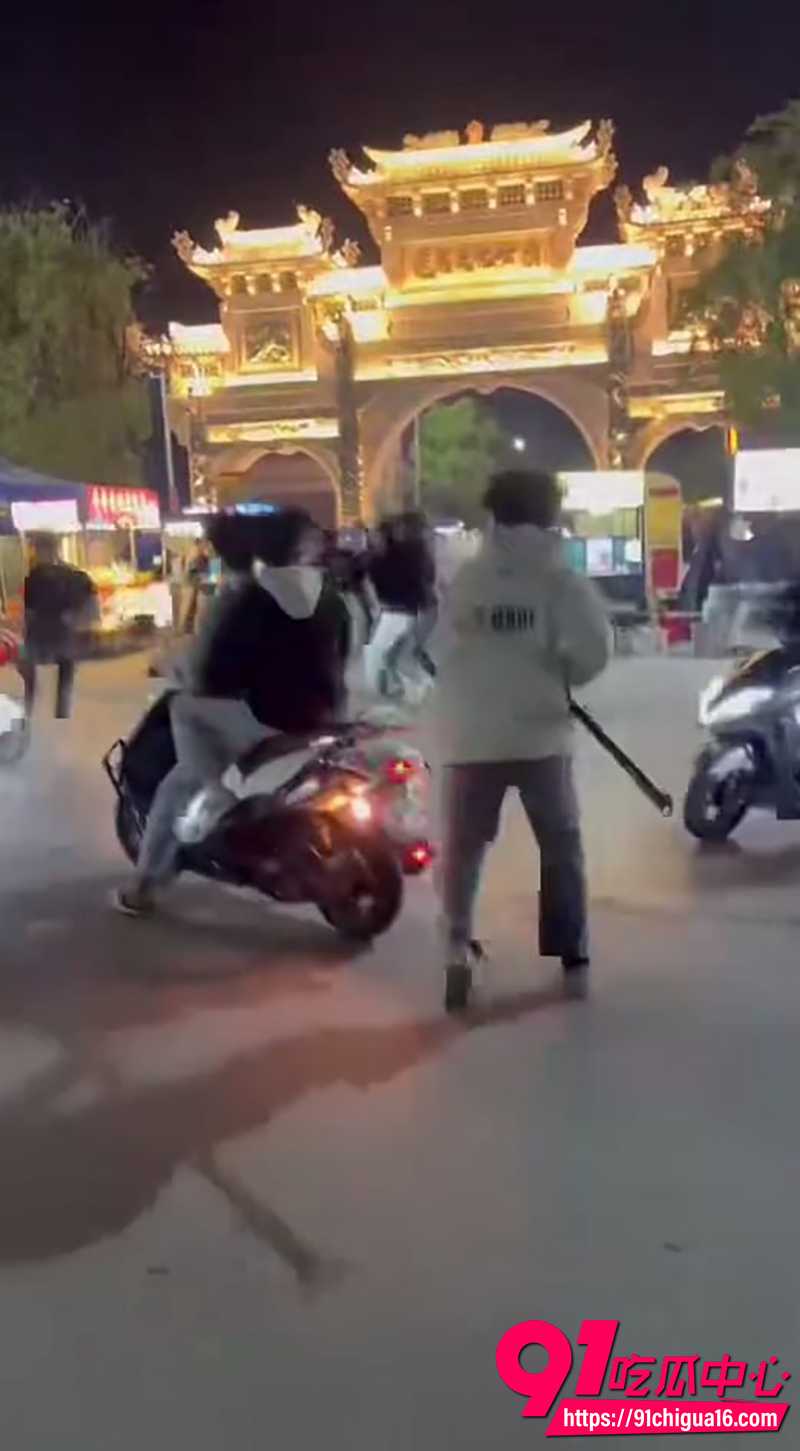 精神小伙打架 1