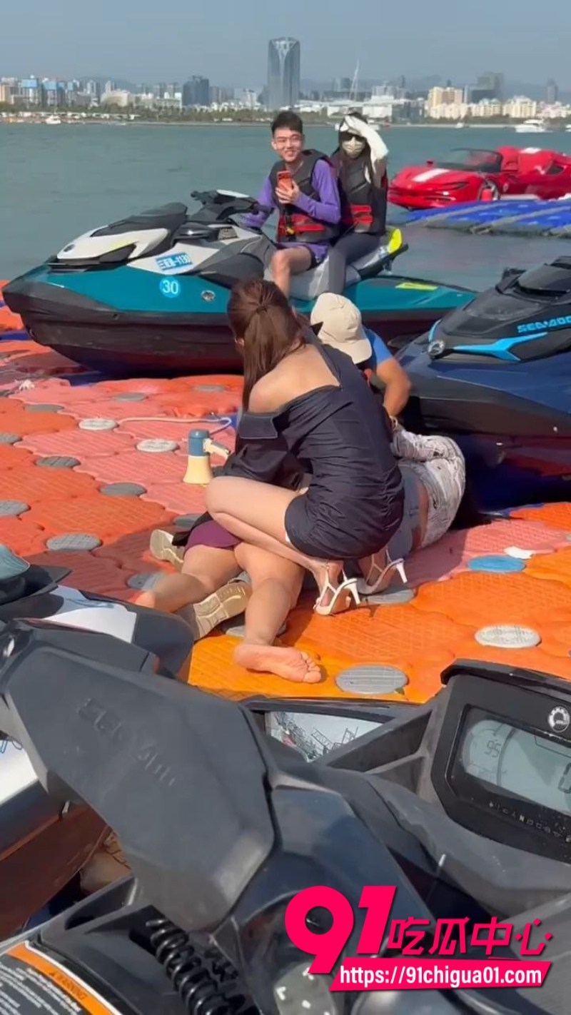 海南三亚海边 三女爆发冲突 头发一拽倒地就干5