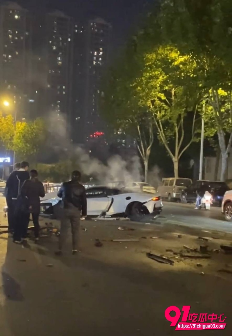 九江市区 迈凯伦 赣GVV117 深夜飙车撞护栏8