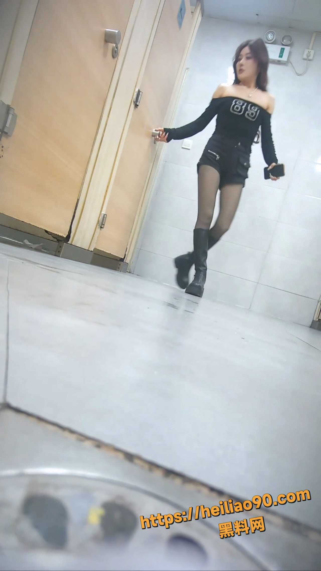商场厕拍 种美女脸穴同框的骚浪放尿瞬间 圆润的翘臀诱惑满满