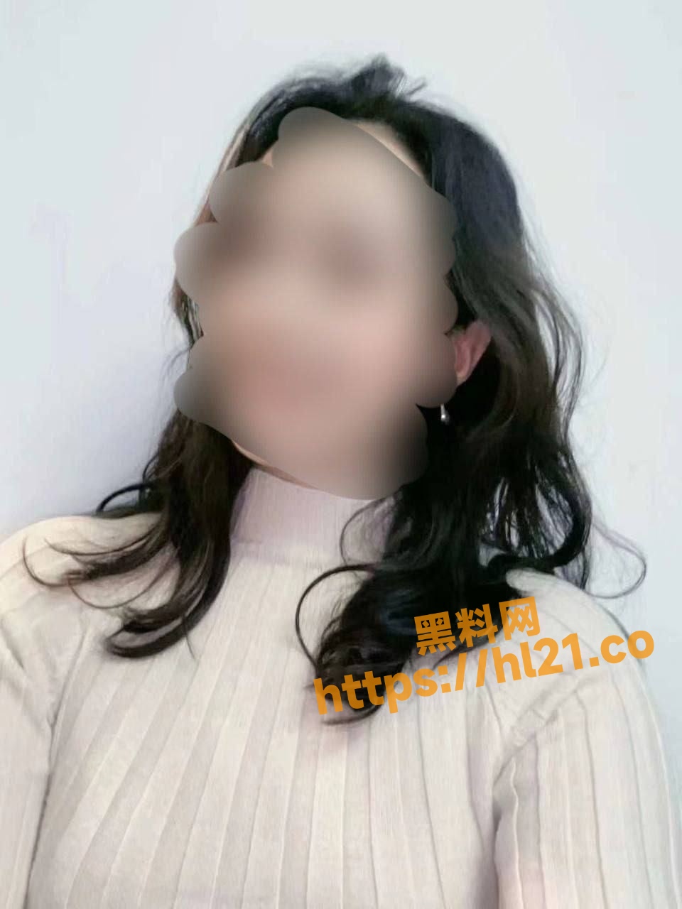 曾经的画室老师在集训时一直献殷勤，后来毕业时带去酒吧才成功套路到酒店！结婚后俩人还保持着炮友关系经常发骚就找操～